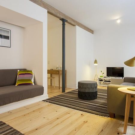 Joivy Cosy 1-Bed Flat With Workspace In Santa Catarina, Moments From Luis De Camoes Sq Lissabon Zimmer foto